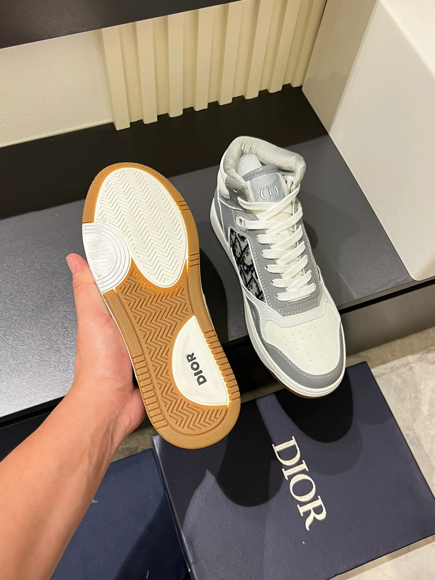 Men's shoes 💰p460 "Dio*" mid-top B27 casual sneakers. This B27 high-top sneaker is a new product in the series and continues Di*r's classic style. Crafted from gray and white smooth calf leather with beige and black Oblique print panels on the sides. The "CD Icon" shaped shoelace eyelets are clever and delicate, and the two-color rubber sole, rear collar and heel are all equipped with the brand's iconic details to enhance the style. Oblique printed straps at the ankle allow for an adjustable fit to complement the overall design. Fashionable and versatile, it can complement any look. Create an exquisite design with unique dynamic vitality and modern atmosphere, presented in low-top and high-top styles. This new must-have shoe adds a new dimension to Dior's archive heritage, embodying modern elegance. Purchase the original version and make it 1:1. If you need top quality, please come to me! Male 38-44!